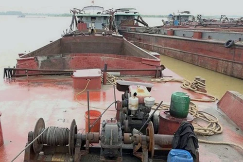 Bắt giữ 11 tàu hút cát trái phép trên sông Hồng