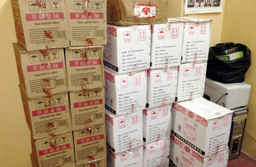 Thu giữ hàng trăm lít phụ gia thực phẩm từ Trung Quốc tuồn về Hà Nội