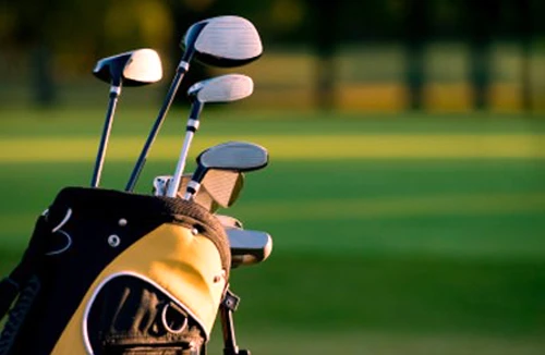 Ông tổng giám đốc "dạy" nhân viên phục vụ bằng gậy gofl?