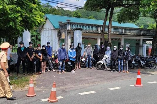 Ngăn chặn hàng chục thanh thiếu niên bốc đầu xe máy, vượt chốt kiểm dịch lên Tam Đảo