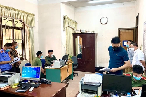 Nhân viên cửa khẩu làm giả giấy tờ tài liệu của cơ quan nhà nước để trục lợi