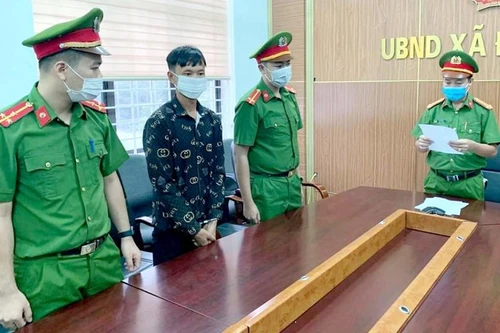 Bố dượng hiếp dâm con gái riêng của vợ