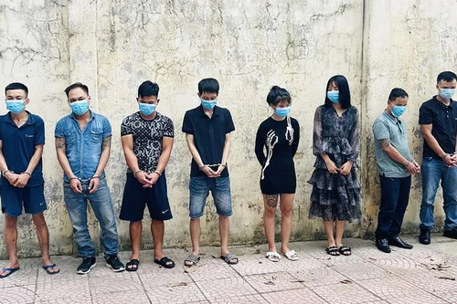 Bắt quả tang 8 đối tượng tụ tập tổ chức sử dụng trái phép ma túy tại quán Karaoke