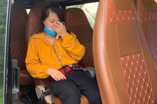 Sử dụng xe trung chuyển, nữ hành khách ‘né’ chốt kiểm dịch Covid-19