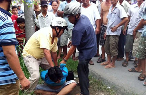 Vừa cướp chiếc Smartphone trên tay bé trai 3 tuổi, lập tức bị bắt giữ