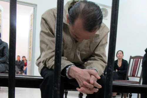 Giữa trưa, bắt bé gái 12 tuổi "làm chuyện người lớn"