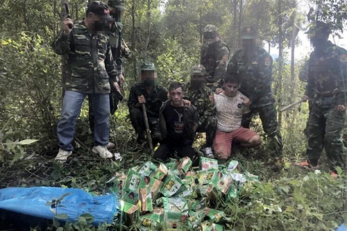 Bắt giữ 3 đối tượng trang bị súng ngắn trong đường dây mua bán ma tuý từ Lào về Việt Nam