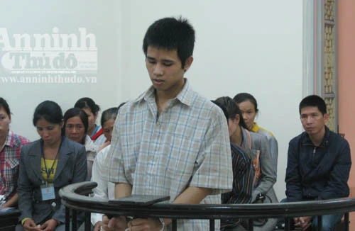 Tống tình nữ sinh lớp 8 đang mang thai bằng cách dọa tung ảnh khỏa thân