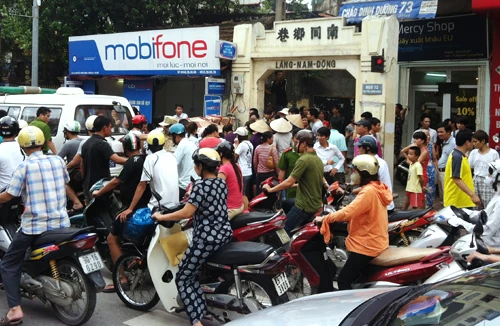 Hà Nội: Lạnh người phát hiện xác thai nhi trong thùng mỳ tôm