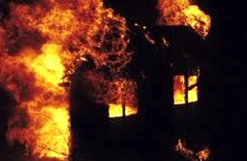 Đổ xăng vào mình và người yêu rồi phóng hỏa tự sát