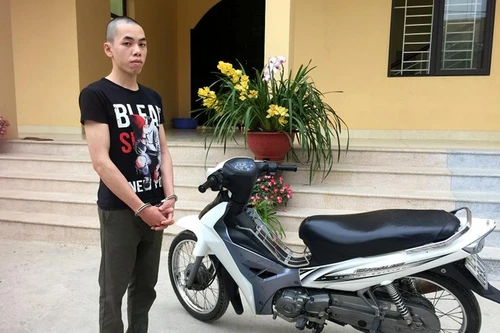 Sang nhà hàng xóm chơi, trộm luôn xe máy