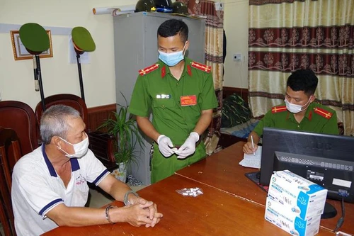 Tàng trữ 11 gói ma tuý, vội nhảy xuống ao trốn khi thấy Công an