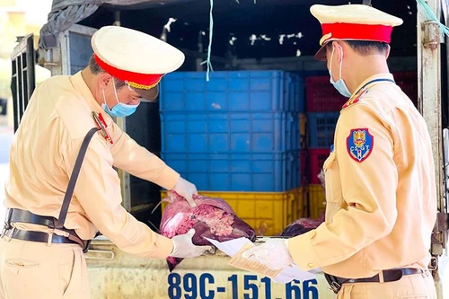 Bắt giữ số lượng lớn thực phẩm không rõ nguồn gốc xuất xứ