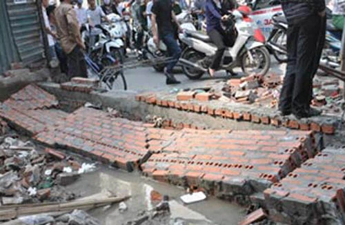 HN: Giông làm đổ tường, đè 4 người thương vong