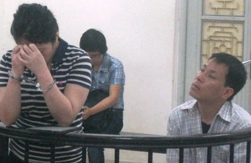 Chồng làm bảo vệ, vợ cho người phá két sắt cuỗm tiền