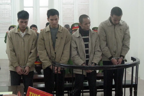 Mang dao đi trả thù, bị trai làng đánh hội đồng tử vong tại chỗ