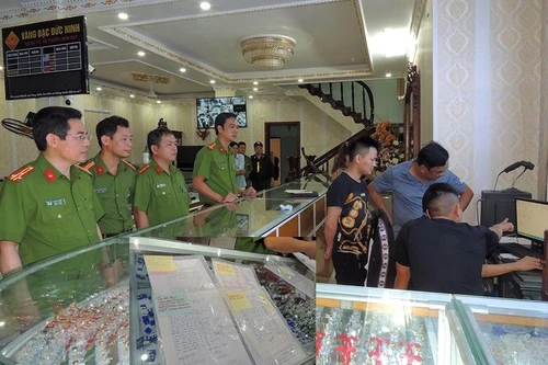 Triệt phá ổ nhóm hoạt động ‘tín dụng đen’ cho vay tiền với lãi suất ‘cắt cổ’