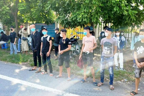 Bắt giữ hàng chục ‘nam thanh, nữ tú’ tụ tập đua xe gây náo loạn