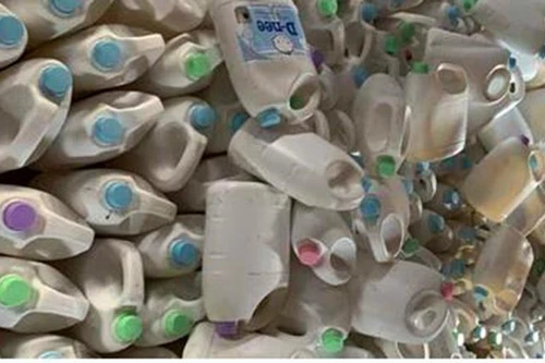 "Biến" hàng nghìn chai dầu gội, sữa tắm, nước giặt rởm có tem mác trước khi bán ra thị trường