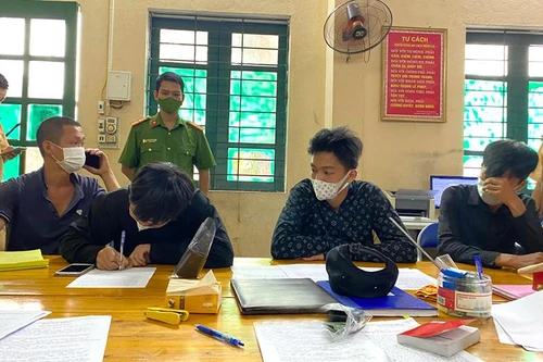 Nhóm thanh niên tụ tập ‘bốc đầu’ xe máy, rồi tông thẳng vào Công an bỏ chạy