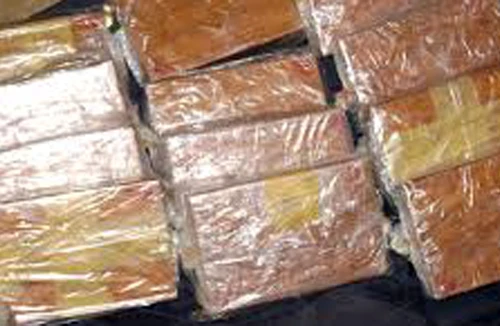 Bắt hai "kiều nữ" vận chuyển 6 bánh heroin từ Việt Nam ra nước ngoài