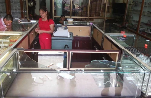 Bịt mặt, nổ súng cướp tiệm vàng, bị bắt tại chỗ