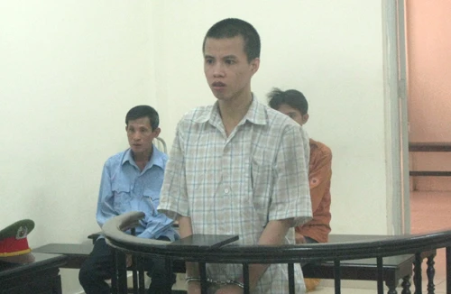 Kẻ tâm thần dùng kéo sát hại vợ đang mang thai