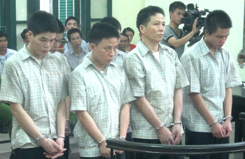 Hai cha con cai thầu xây dựng hầu tòa