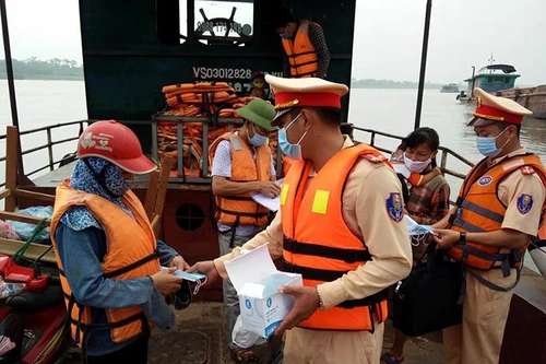 Công an Hà Nội đẩy mạnh tuyên truyền phòng, chống dịch Covid-19 trên các tuyến sông 