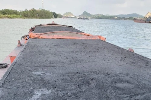 Bắt giữ tàu vận chuyển gần 1 nghìn tấn sản phẩm ngoài than không rõ nguồn gốc