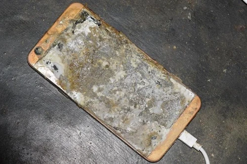 Cháu bé bị điện giật tử vong, nghi do vừa sạc pin vừa dùng điện thoại 