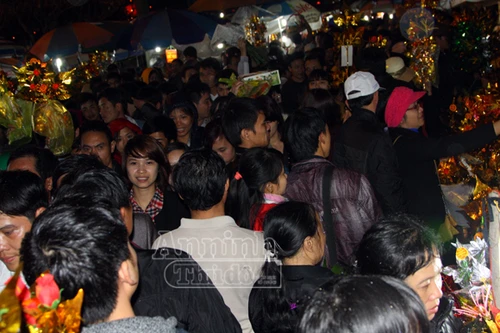 Đầu Xuân đi chợ Viềng mua may, cầu lành