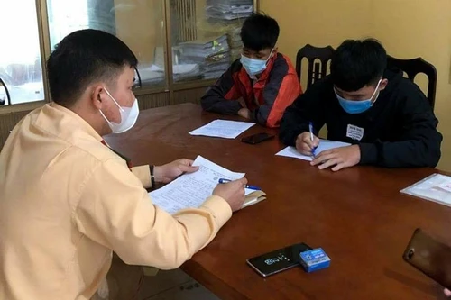 Xử phạt 3 thanh niên bốc đầu xe máy để quay clip khoe khoang