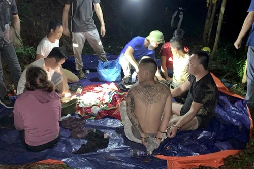 Cảnh sát bao vây triệt xóa "sới bạc" trên đồi vắng lúc đêm khuya