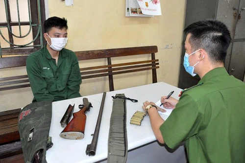 Lén lút mang súng bắn đạn hoa cải ra đồng săn chim liền bị bắt