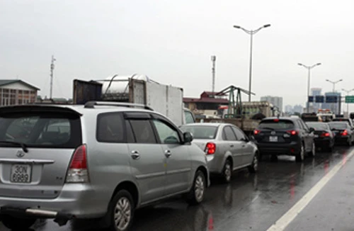 Đường cao tốc trên cao ùn tắc kéo dài trong ngày đầu nghỉ lễ