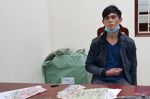 Ngày 30 Tết đến cây xăng vờ mua bảo hiểm xe máy để cướp