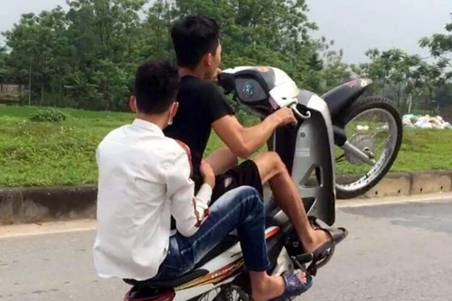 Bốc đầu xe máy rồi khoe khoang trên mạng xã hội 