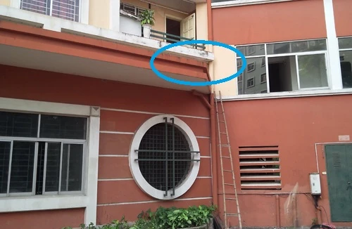 Bé gái 4 tuổi tử vong tại chỗ khi rơi từ tầng 11 xuống tầng 2