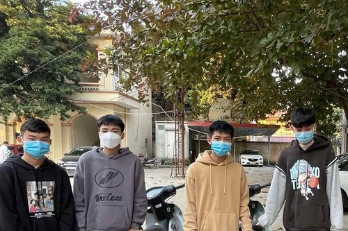 Bốc đầu xe máy, nhóm thanh niên bị xử phạt hơn 9,5 triệu đồng