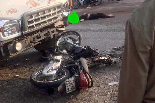 Đấu đầu với xe tải, 2 thanh niên đi xe máy tử vong tại chỗ 