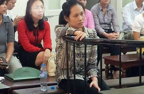 Giả mạo chữ ký Tổng giám đốc rút tiền mua nhà, ôtô và "nướng" vào cờ bạc