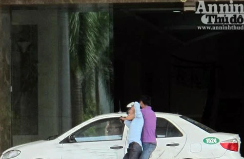 Vờ bắt xe taxi rồi... cướp!