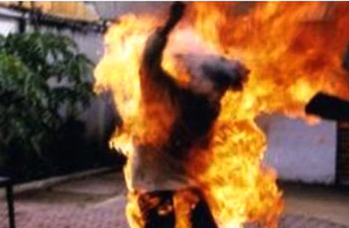 Vợ đòi ly hôn, chồng tẩm xăng hỏa thiêu để cả hai cùng chết