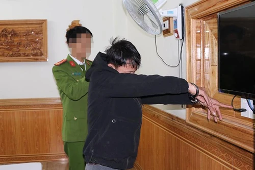 Lén lắp camera trong nhà nghỉ quay cảnh 'mây mưa' của khách để tống tiền