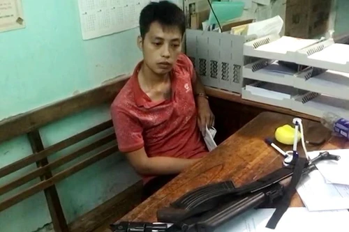 Mang súng AK đi bán, dắt thêm khẩu côn quay để phòng thân