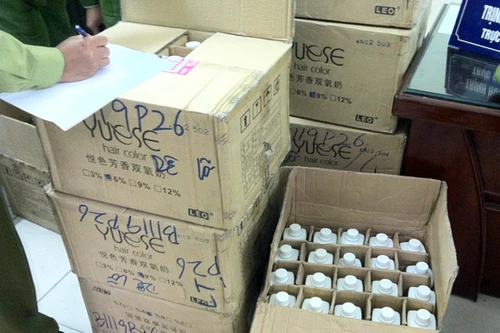Thu giữ hàng trăm chai hóa mỹ phẩm không rõ nguồn gốc 
