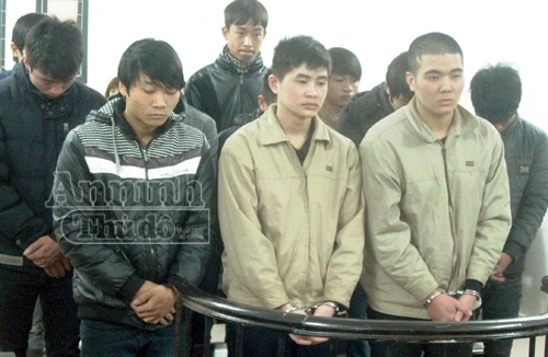 Rút dép ném hụt bạn gái khi bị từ chối ôm, hôn, dẫn đến ẩu đả chết người