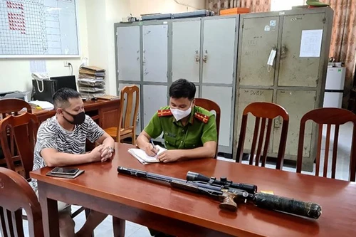 Bắt quả tang nam thanh niên sử dụng súng hơi tự chế săn chim giữa cánh đồng