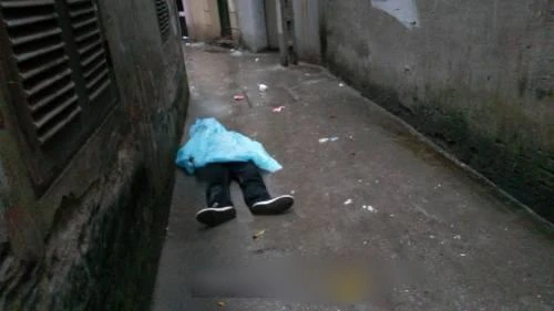 Tìm tung tích nạn nhân chết tại nhà vệ sinh công cộng chợ Long Biên